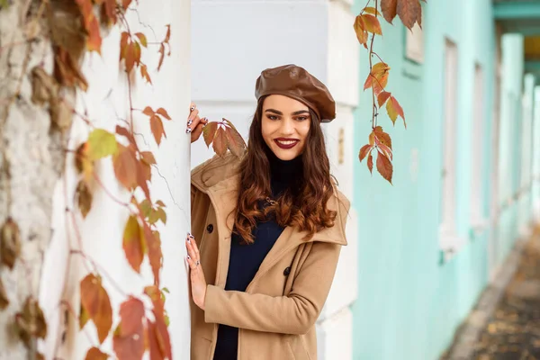 Attraktive modische Frau, die im Herbst Zeit im Freien verbringt. — Stockfoto