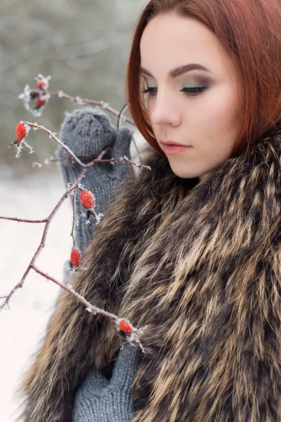 Retrato de una hermosa chica pelirroja linda en el bosque de invierno — Foto de Stock