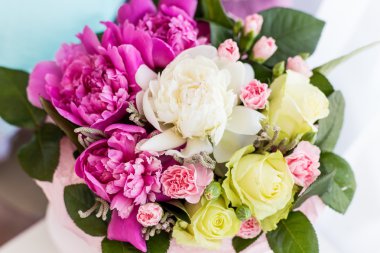 güzel parlak renkli buket gül ve Şakayık