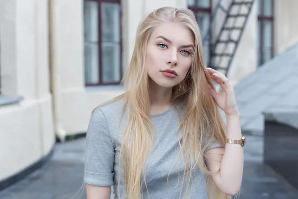 Красивая сексуальная блондинка с длинными волосами и полными губами — стоковое фото
