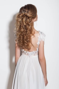 güzel düğün saç modeli üzerinde uzun saçlı sarışın, büyük saç modeli akşam kuyrukta bukleler