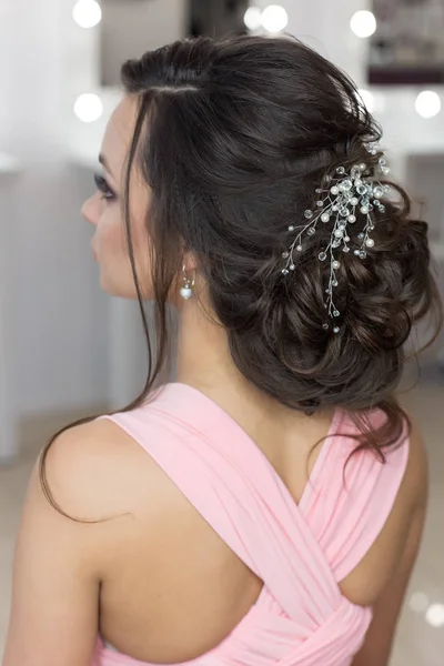 Piękny wieczór elegancki fryzurę na ciemne włosy, piękna dziewczyna z ozdoba z kamieni w jej włosy, fryzura do ślubu — Zdjęcie stockowe