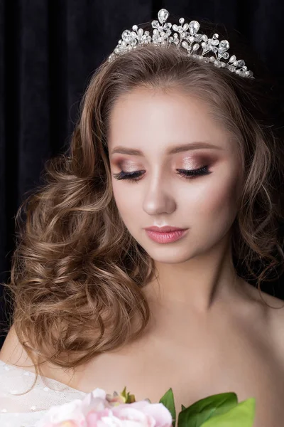 Porträtt av en vacker sexig söt ung flicka-brud med ett vackert bröllop ceremoni kvällen hår och makeup med en krona på huvudet med bared axlar på en svart bakgrund i studion — Stockfoto