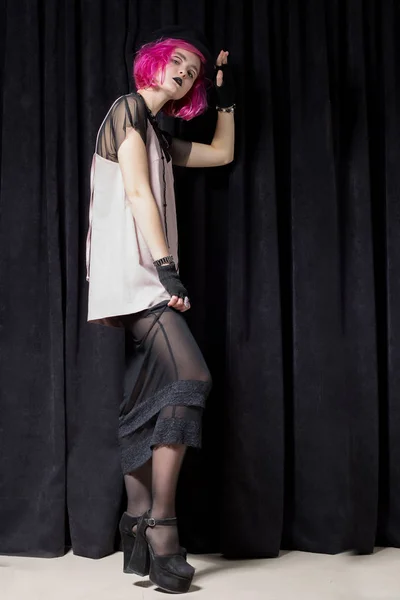 Foto de moda de una chica con el pelo rosa en un vestido rosa sobre un fondo negro en el estudio, chica hipster, moda juvenil —  Fotos de Stock