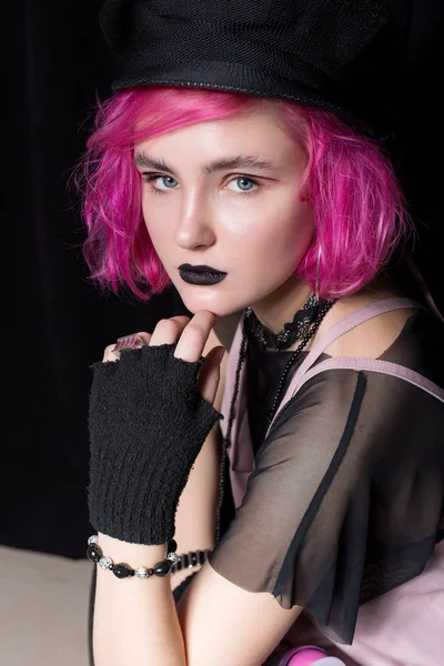 Foto de moda de una chica con el pelo rosa en un vestido rosa sobre un fondo negro en el estudio, chica hipster, moda juvenil — Foto de Stock