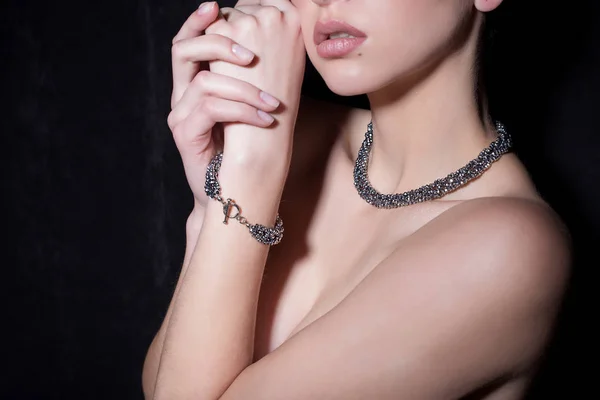 Bela sensual menina sensual com cabelo curto com maquiagem brilhante no nu, belos brincos de jóias da noite, colares, pulseiras Moda tiro em um fundo preto no estúdio — Fotografia de Stock
