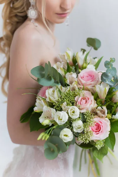 Красивый элегантный букет роз и зелени в нежных руках красивой невесты девушки в розовом платье воздух — стоковое фото