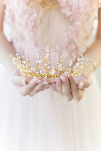 Hermosa corona delicada en el estilo de arte a manos de la novia chica — Foto de Stock