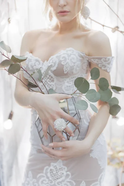 Ramo de flores en un jarrón con una novia chica en un elegante vestido de novia blanco con un gran anillo en su dedo — Foto de Stock