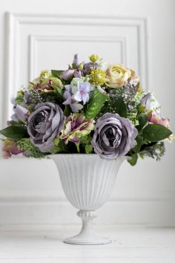 Güzel vintage vazo ile beyaz bir arka plan üzerinde Mor gül buketi