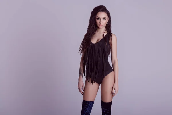Szép szexi modell lány fekete ruhában pózol a stúdió kamera — Stock Fotó