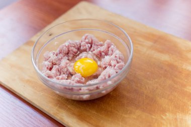 Taze kıyma çiğ yumurta yalan bir plaka ile yemek için pişmiş