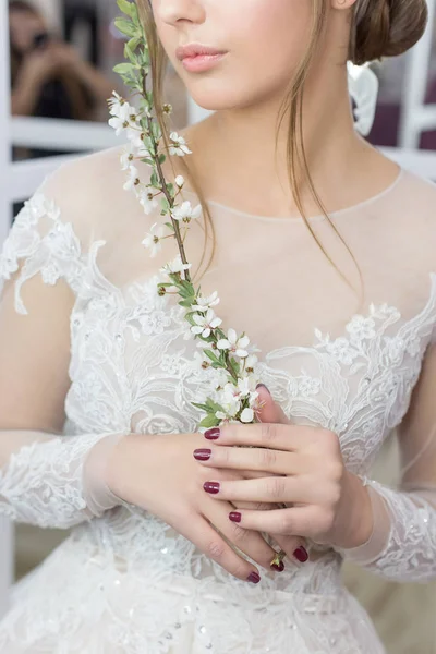 Piękny słodkie przetargu młoda dziewczyna Panna Młoda w sukni ślubnej w lusterka z wieczorna włosy i delikatny makijaż światło — Zdjęcie stockowe