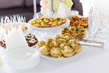 Lezzetli bir açık büfe kanepeler, havyar, sandviç ile küçük bir tablo