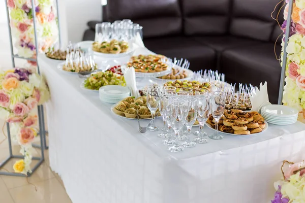 A small table with a delicious buffet of canapes, caviar, sandwiches — Stock Photo, Image