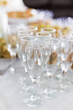 Lezzetli bir açık büfe kanepeler, havyar, sandviç ile küçük bir tablo