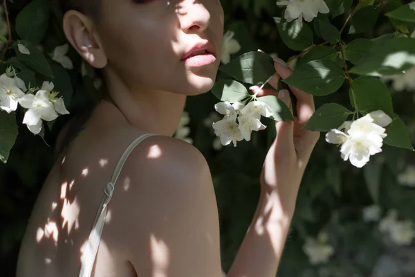 Lábios sensuais de uma menina sexy bonita em flores de jasmim — Fotografia de Stock