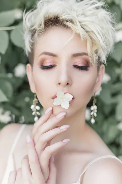 Bella ragazza tenera sexy con taglio di capelli corto in abito crema con fiore di gelsomino — Foto Stock