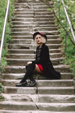 Kırmızı şapka ve siyah ceket şehirde yürüyüş güzel şirin kız