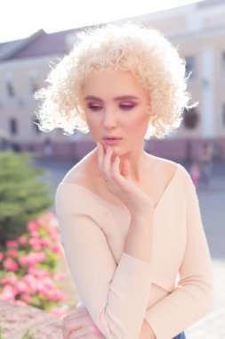 güzel genç kıvırcık sarışın kız açık havada güneşin parlak bir gün batımında