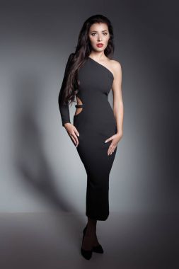 uzun siyah saçlı bir ince genç güzel bir moda kadın 