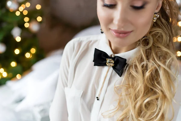 Hermosos accesorios festivos para las vacaciones, una chica con una mariposa en su camisa, vestidos de fiesta — Foto de Stock