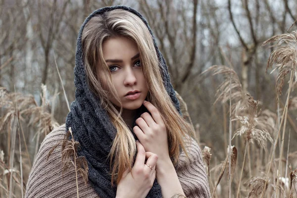 Hermosa chica triste está caminando en el campo. Foto en tonos marrones . —  Fotos de Stock