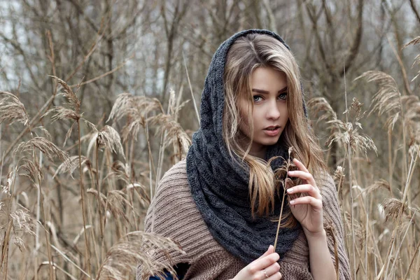 Beautiful sad girl is walking in the field. Photo in brown tones. — Stock Photo, Image