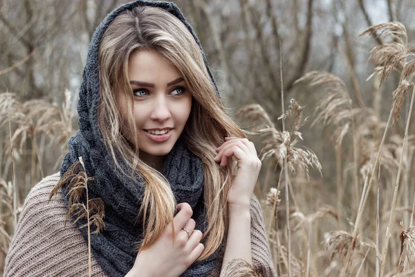 Hermosa chica triste está caminando en el campo. Foto en tonos marrones . — Foto de Stock