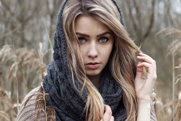 Bella ragazza triste sta camminando nel campo. Foto nei toni del marrone . Immagine Stock