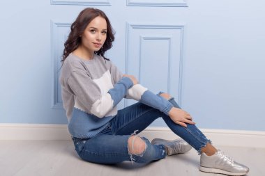 örme giyim güzel sevimli kız bir gülümseme ile gösterir