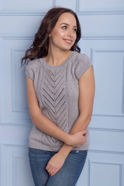 örme giyim güzel sevimli kız bir gülümseme ile gösterir