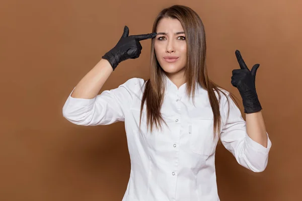 Flicka Läkare Svarta Handskar Vit Kostym Med Tidning Händerna — Stockfoto