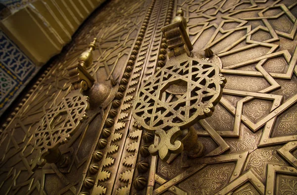 Pomos dorados de una puerta arabe