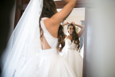 Mujer con vestida de novia posando el de su Boda