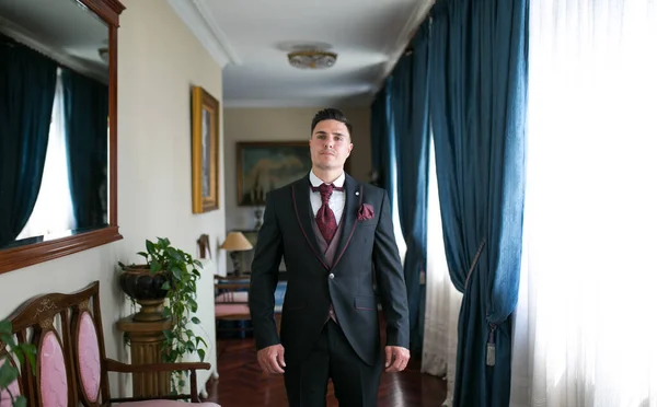 Hombre con traje paseando por un Hall de alto nivel