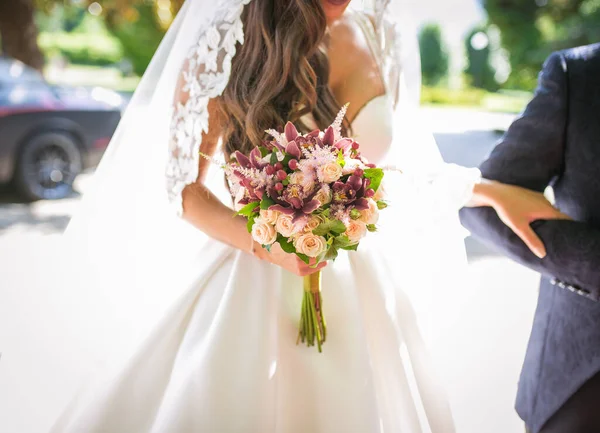 Mujer con vestida de novia posando el de su Boda