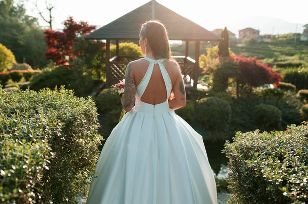 Mujer con vestida de novia posando el de su Boda