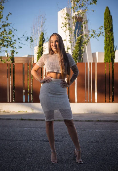 Mujer joven posando on la carretera