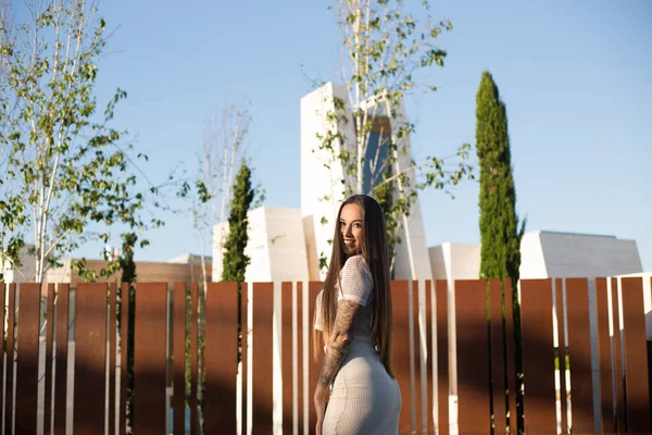 Mujer joven posando on la carretera