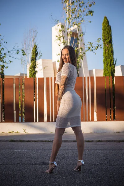 Mujer joven posando on la carretera