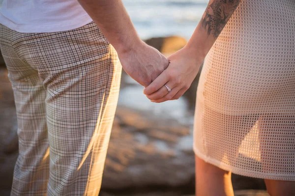 Joven Pareja Disfrutan Amor Frente Una Puesta Sol Mar — Fotografia de Stock