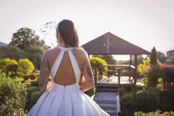 Mujer con vestida de novia posando el de su Boda