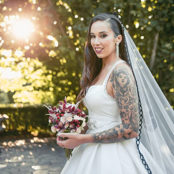 Mujer con vestida de novia posando el de su Boda