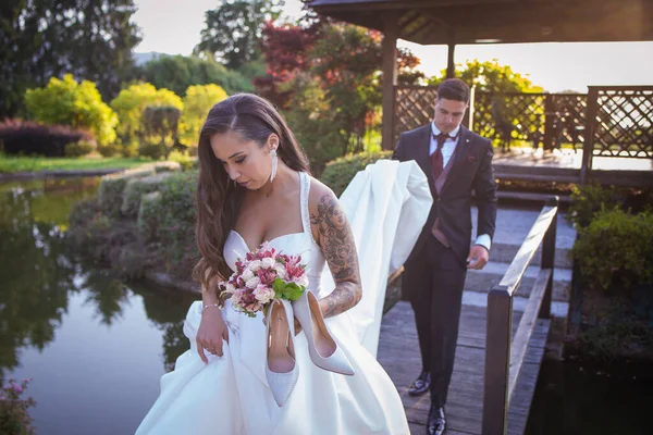 Mujer con vestida de novia posando el de su Boda