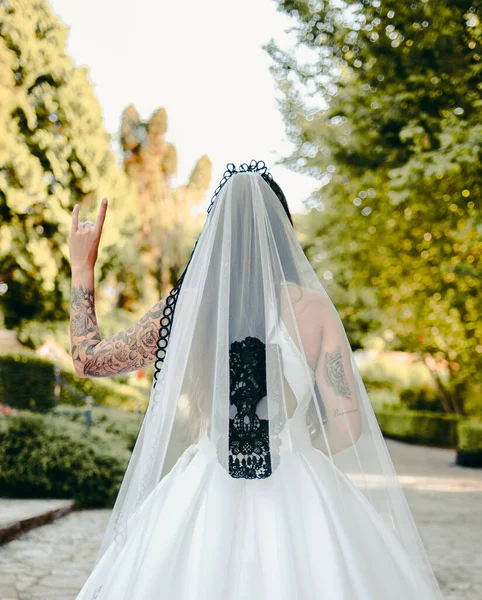 Mujer con vestida de novia posando el de su Boda