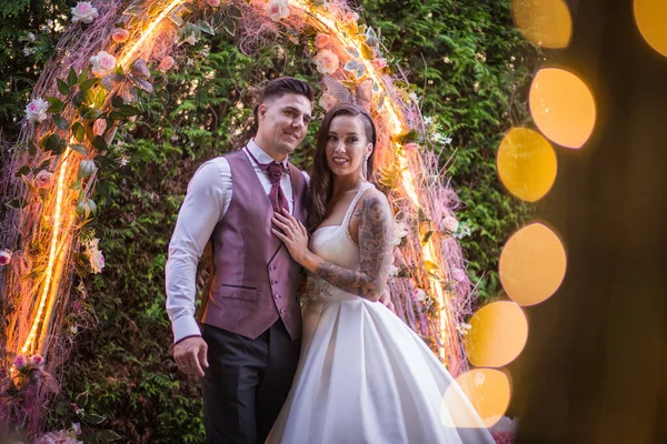 Mujer con vestida de novia posando el de su Boda