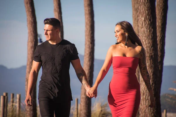 Joven Pareja Disfrutando Paseo Una Puesta Sol Frente Mar — Stockfoto