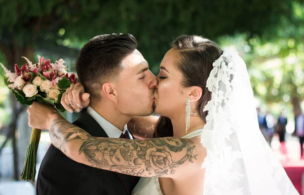 İki taraf da tüketiyor. İki taraf da aynı şekilde.