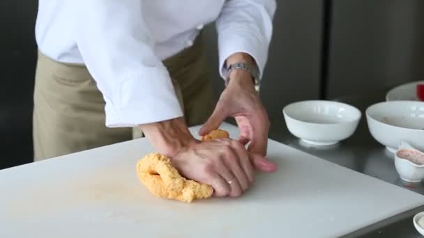 Cozinheiro amassa massa com as mãos, derrama água — Vídeo de Stock